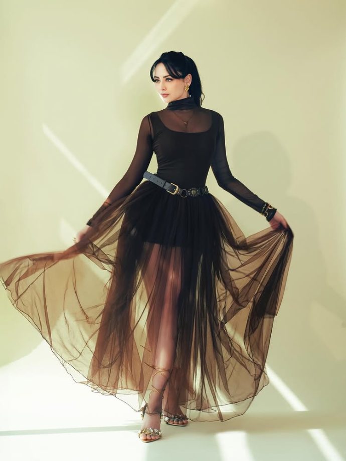 Zoya Afroz Stuns in a Bold Black Outfit With a Modern Touch 986173