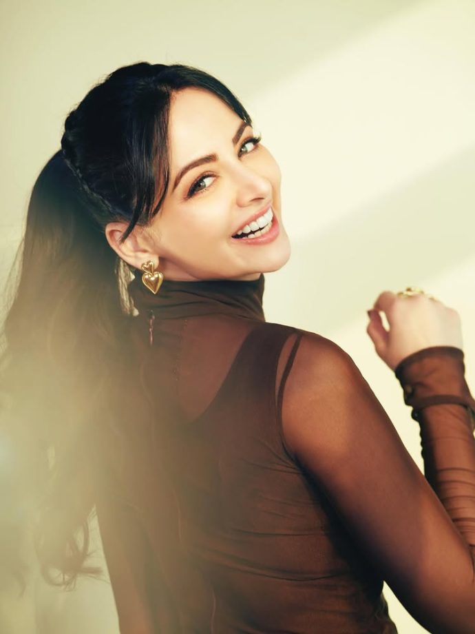 Zoya Afroz Stuns in a Bold Black Outfit With a Modern Touch 986174