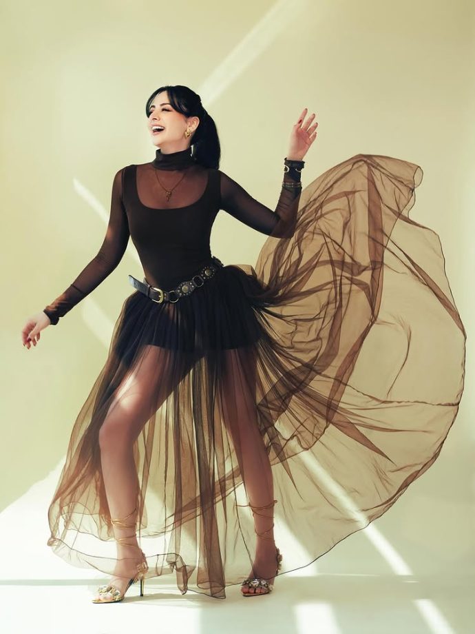 Zoya Afroz Stuns in a Bold Black Outfit With a Modern Touch 986175