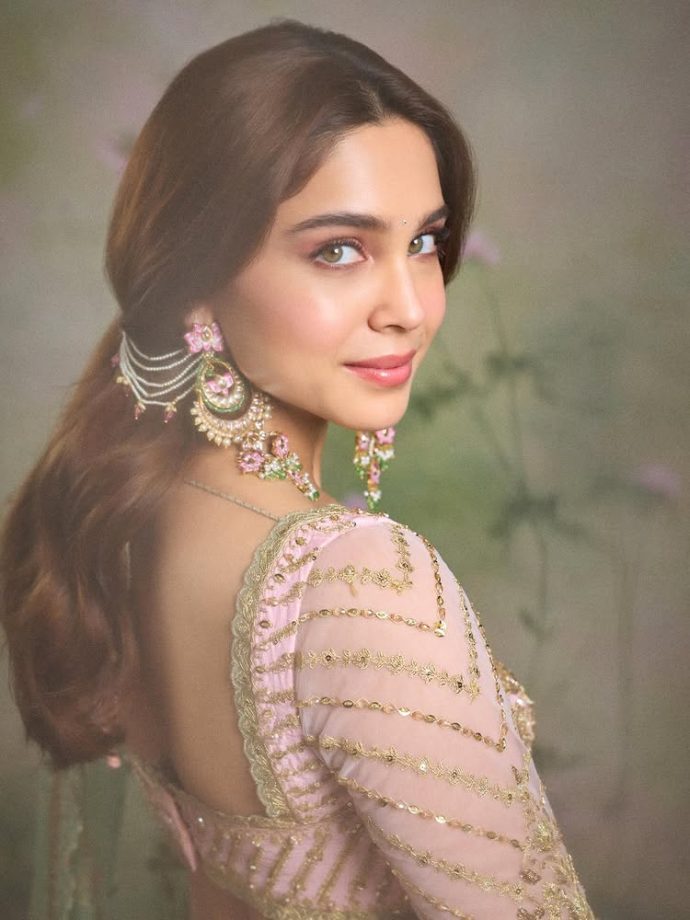 Alpha Actress Sharvari Wagh Looks Dreamy In Pink Lehenga 990617