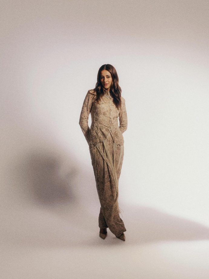 Ananya Panday Shines in Anamika Khanna Couture at the Zee Awards 989285