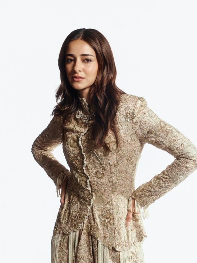 Ananya Panday Shines in Anamika Khanna Couture at the Zee Awards 989277