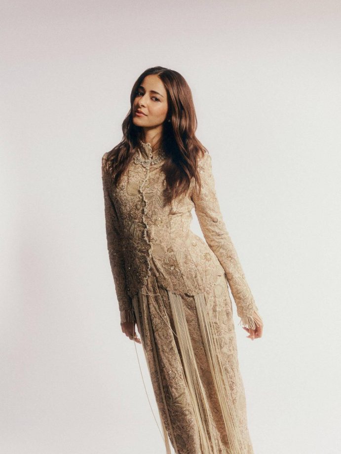 Ananya Panday Shines in Anamika Khanna Couture at the Zee Awards 989278