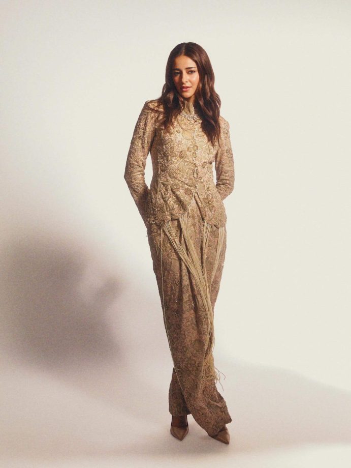 Ananya Panday Shines in Anamika Khanna Couture at the Zee Awards 989279