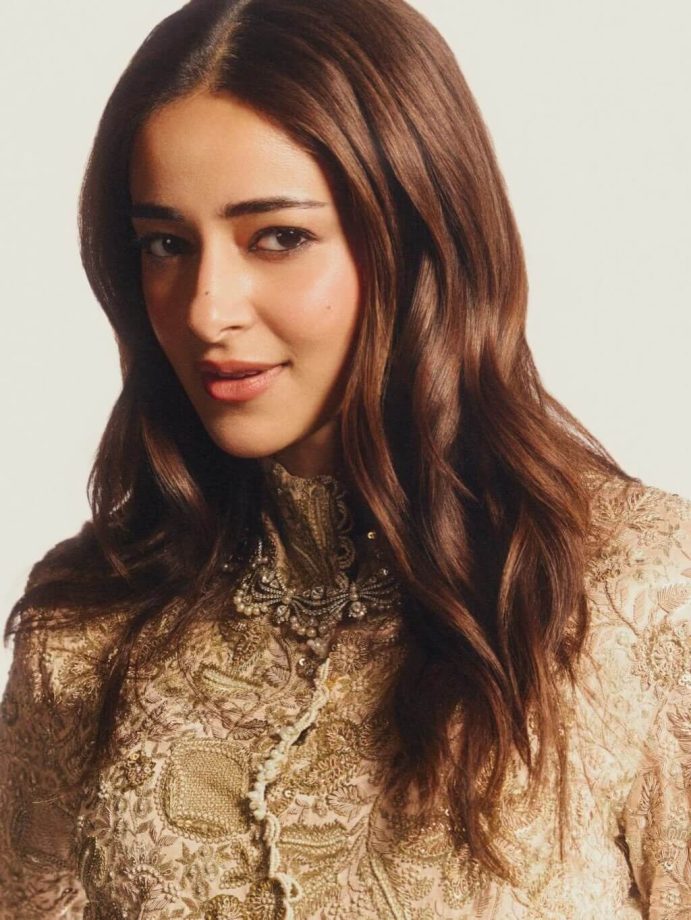 Ananya Panday Shines in Anamika Khanna Couture at the Zee Awards 989280