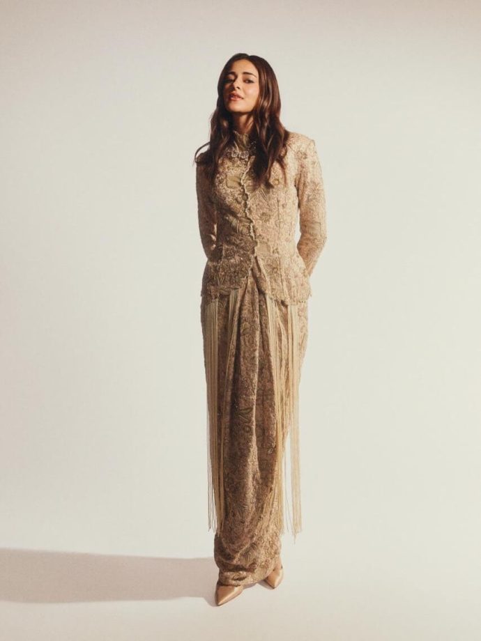 Ananya Panday Shines in Anamika Khanna Couture at the Zee Awards 989281