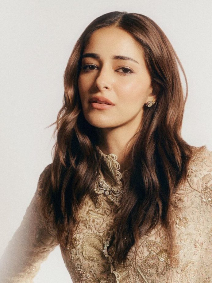 Ananya Panday Shines in Anamika Khanna Couture at the Zee Awards 989282