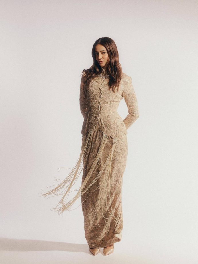 Ananya Panday Shines in Anamika Khanna Couture at the Zee Awards 989284