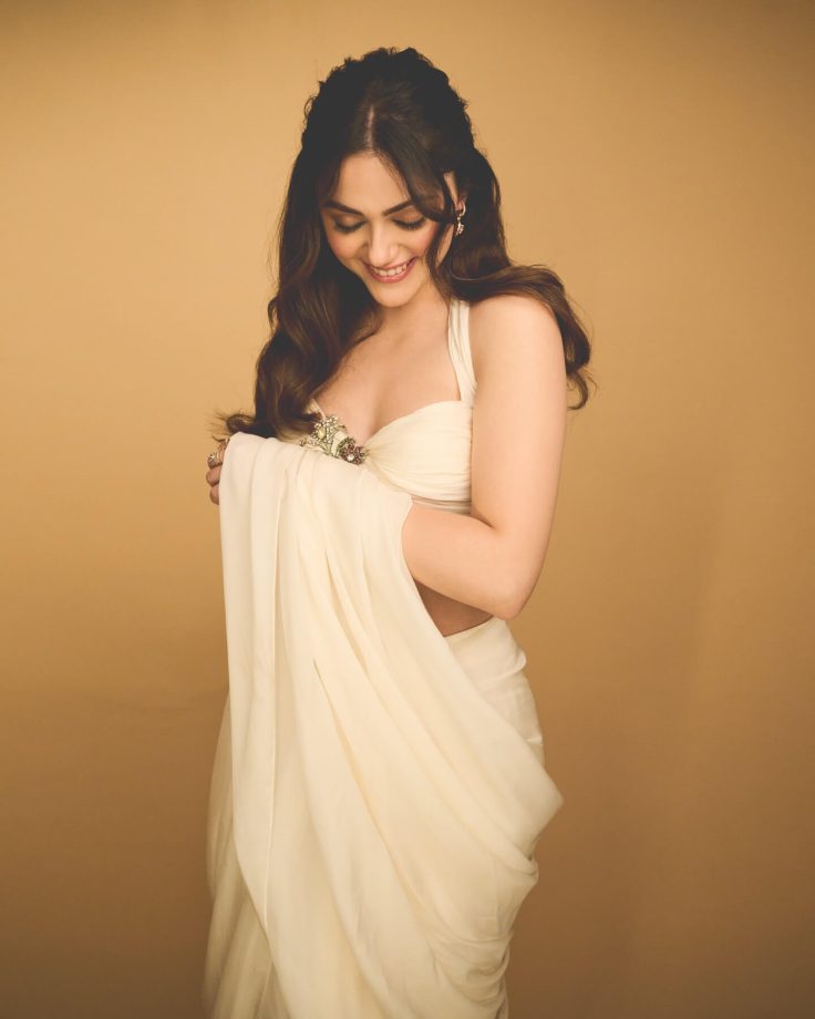 Aneet Padda Keeps It Soft and Graceful in a Dreamy Saree Look 989267