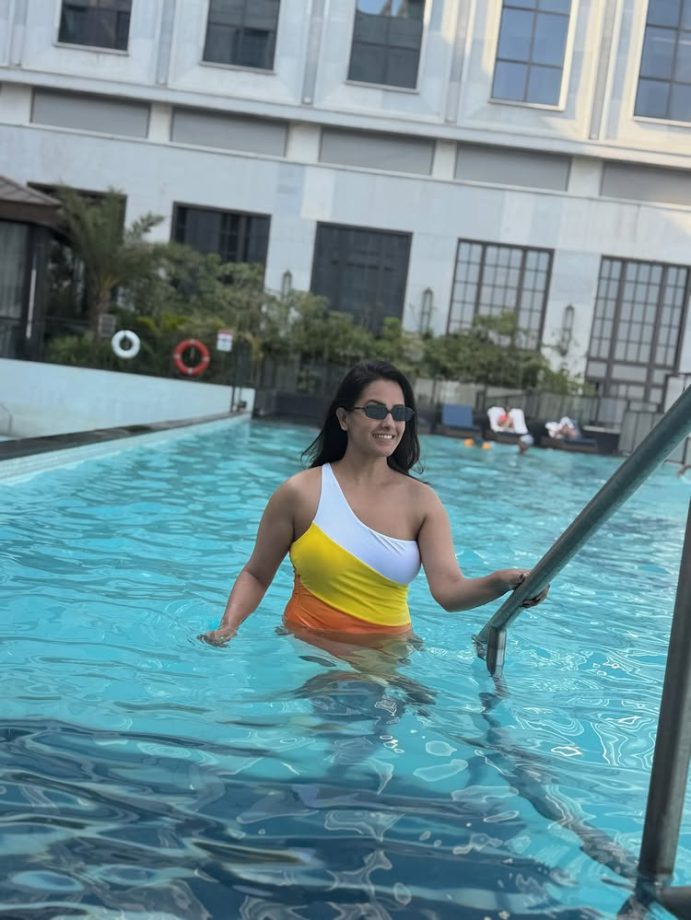 Anita Hassanandani Turns Up the Heat in a Bold Colour-Block Swimsuit by the Pool 991940