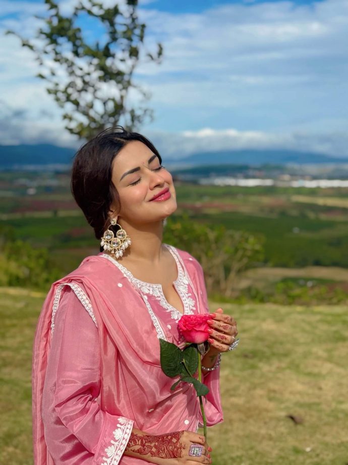 Avneet Kaur Embraces Soft Elegance In A Dreamy Pink Ethnic Look 990297