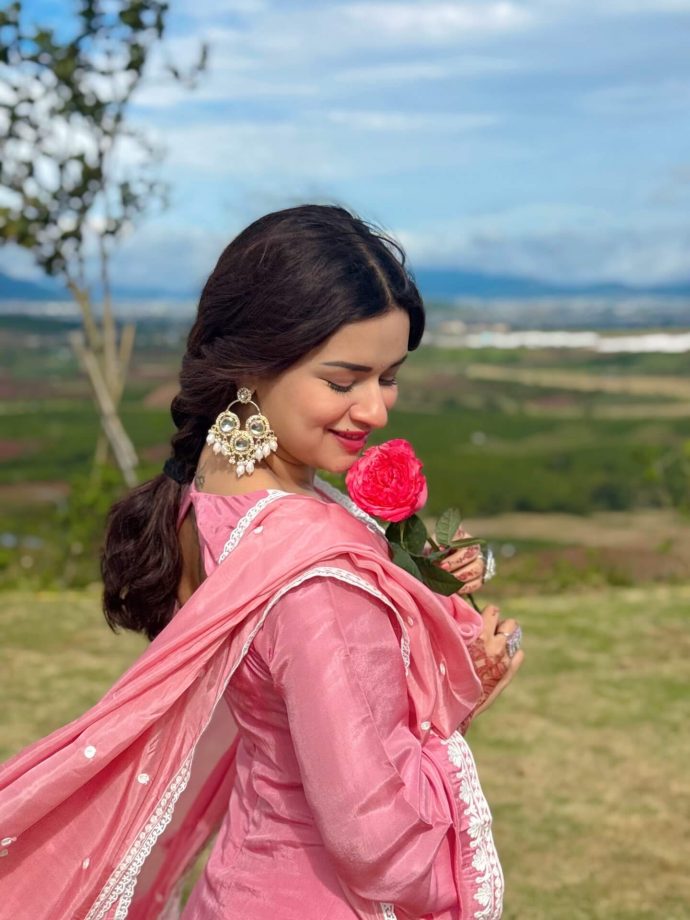 Avneet Kaur Embraces Soft Elegance In A Dreamy Pink Ethnic Look 990289