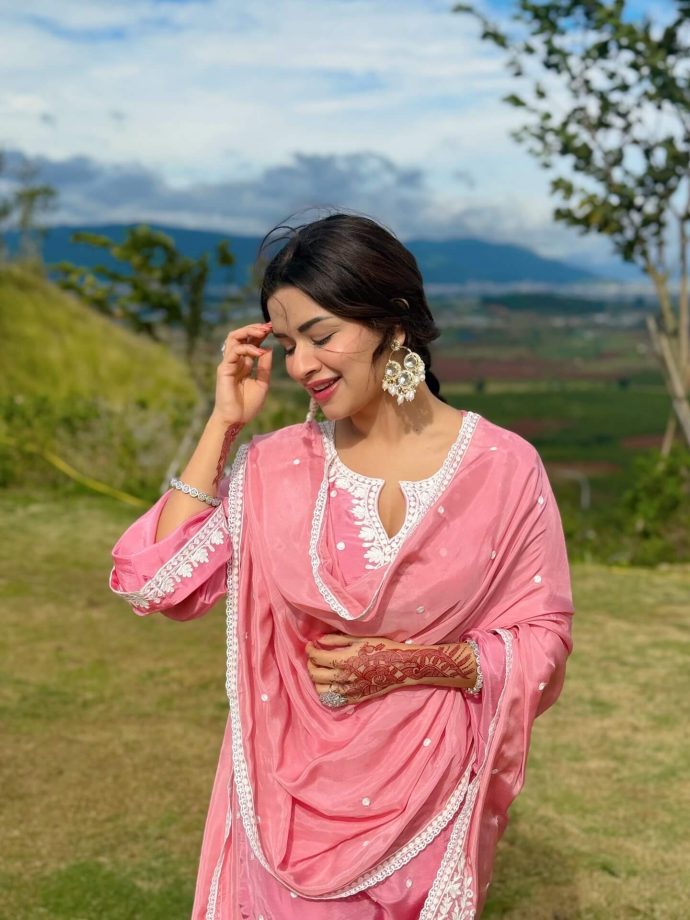Avneet Kaur Embraces Soft Elegance In A Dreamy Pink Ethnic Look 990290