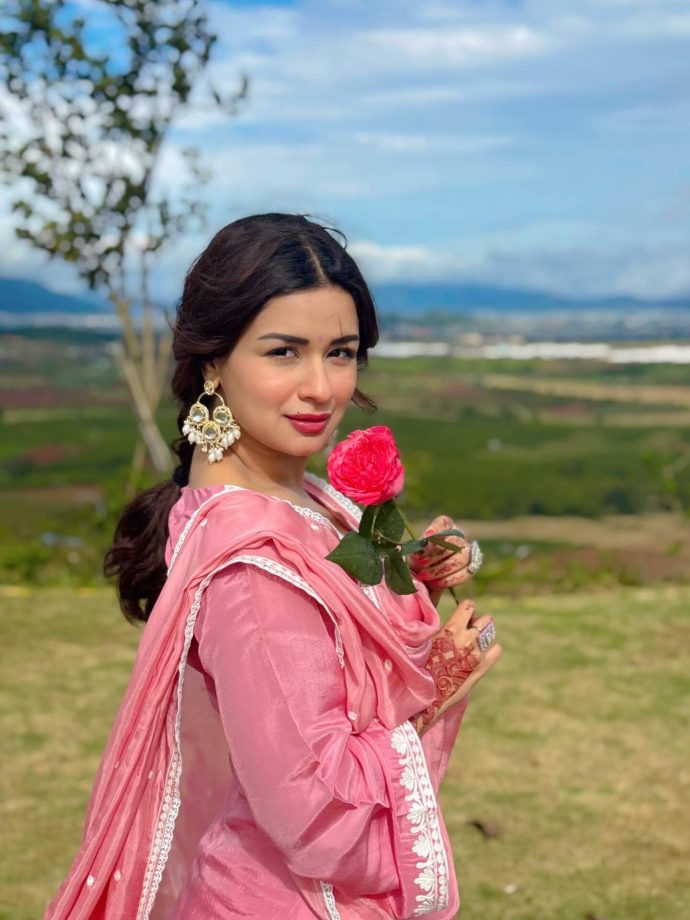 Avneet Kaur Embraces Soft Elegance In A Dreamy Pink Ethnic Look 990291