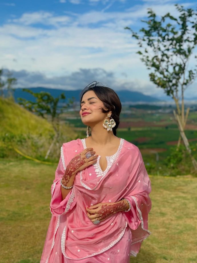 Avneet Kaur Embraces Soft Elegance In A Dreamy Pink Ethnic Look 990296
