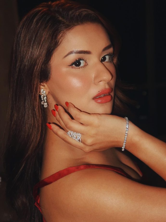 Avneet Kaur Keeps It Chic with Earthy Travel Style 992562