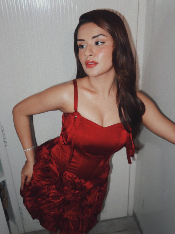 Avneet Kaur Keeps It Chic with Earthy Travel Style 992563