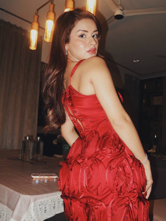 Avneet Kaur Keeps It Chic with Earthy Travel Style 992564