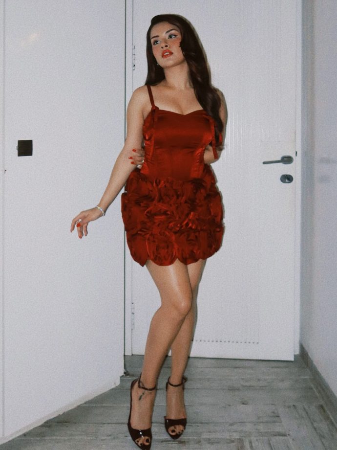 Avneet Kaur Keeps It Chic with Earthy Travel Style 992561