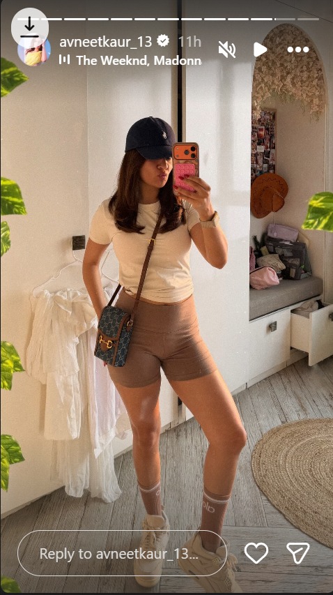 Avneet Kaur's Chic Mirror Selfie in Hot Pants 990511