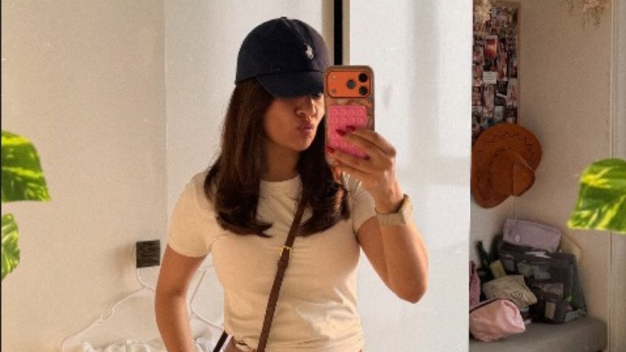 Avneet Kaur's Chic Mirror Selfie in Hot Pants 990510