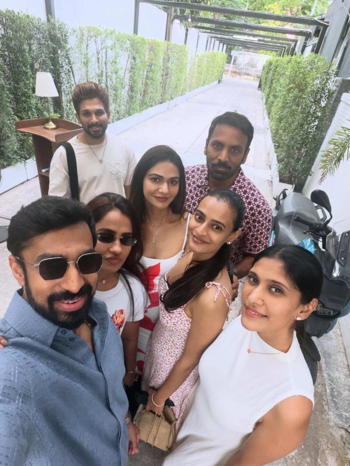 Couple Goals Alert! Allu Arjun Enjoys Quality Time With Sneha Reddy On Their Gateway 991254