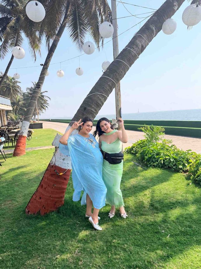 Divyanka Tripathi Flaunts Pregnancy Glow, Gushes Over Vivek Dahiya's Bonding With BFF Shraddha Arya's Son 991968