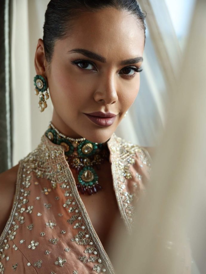 Esha Gupta Brings Elegant Ethnic Style In A Peach-Toned Outfit 990657