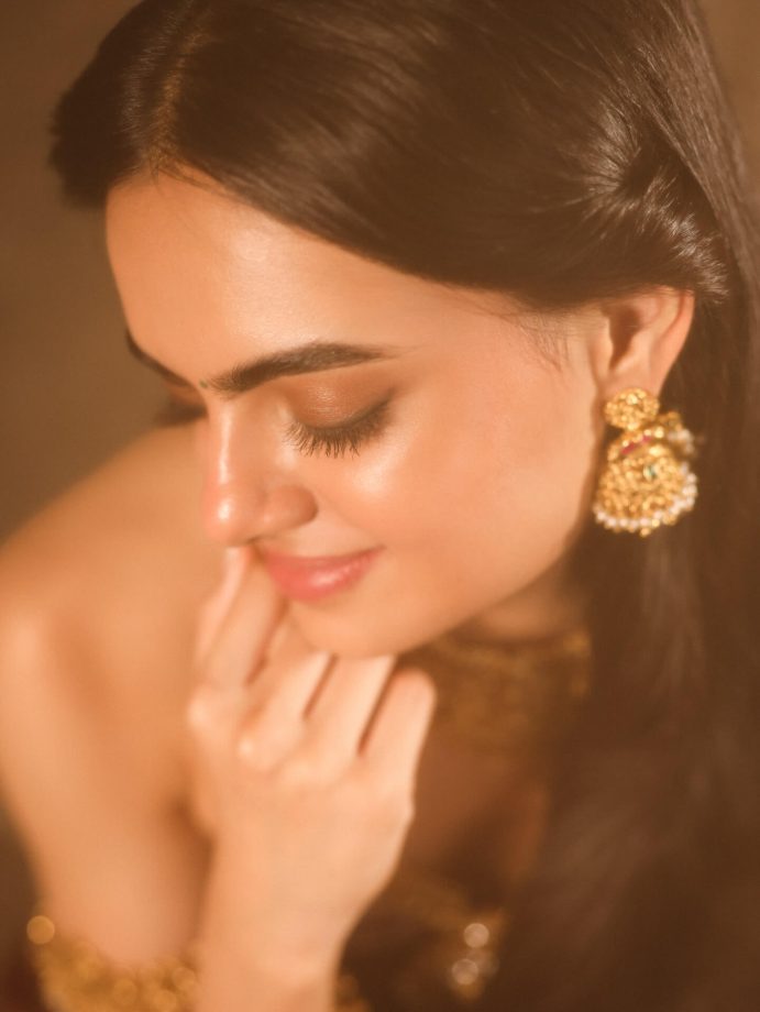 From Yeh Hai Mohabbatein's Little Ruhi To Style Queen — Ruhaanika Dhawan's Saree Look With Backless Blouse Breaks The Internet 992434