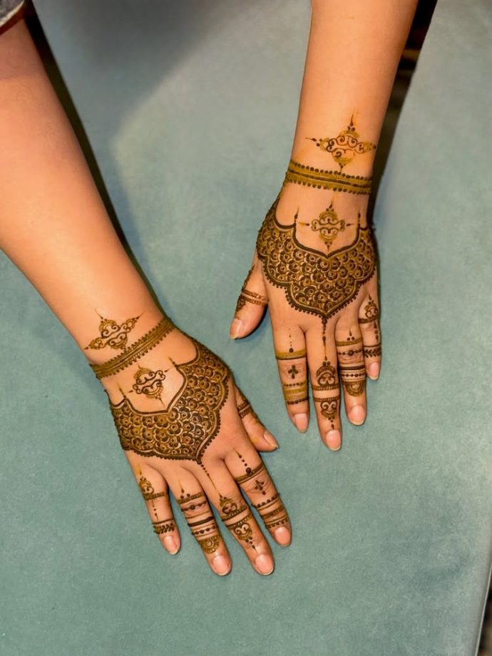 Hina Khan’s Elegant Eid Prep Look in Green is All About Tradition and Grace 991608