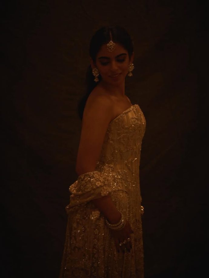 Isha Ambani’s Royal-Inspired Look Lights Up the Sangeet 990087