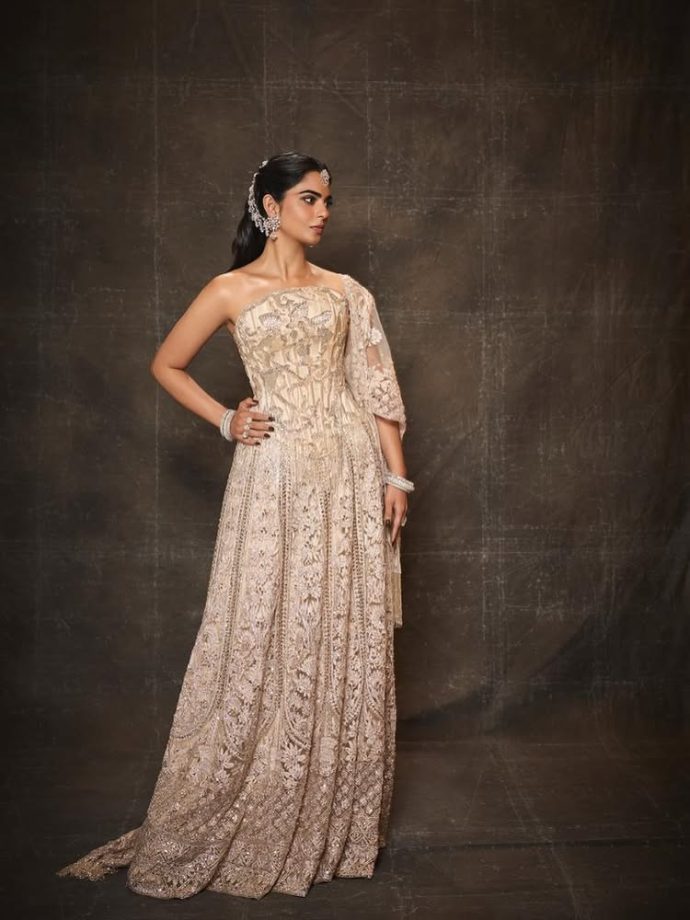 Isha Ambani’s Royal-Inspired Look Lights Up the Sangeet 990089