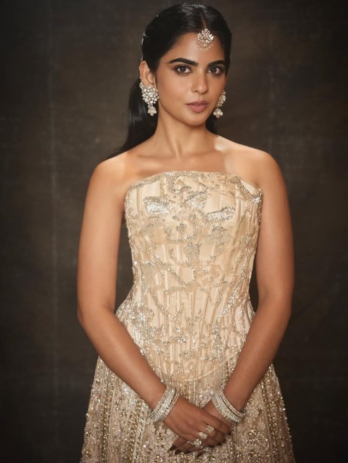 Isha Ambani’s Royal-Inspired Look Lights Up the Sangeet 990093