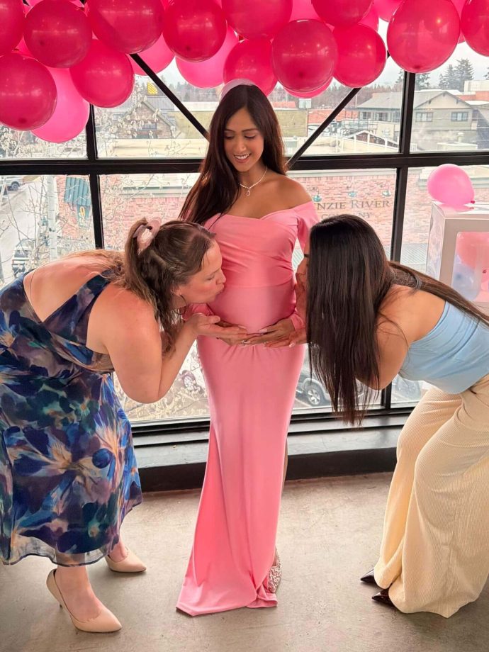 Kaisi Yeh Yaariaan's Krissann Barretto Flaunts Baby Bump In Baby Shower Pics, Co-star Niti Taylor Reacts 992981