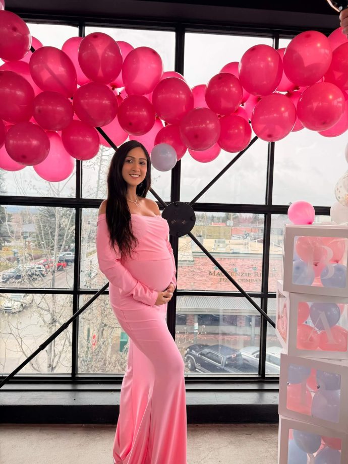 Kaisi Yeh Yaariaan's Krissann Barretto Flaunts Baby Bump In Baby Shower Pics, Co-star Niti Taylor Reacts 992970