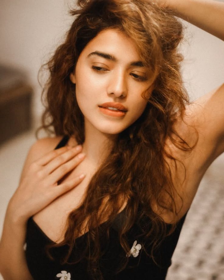 Ketika Sharma stuns in bold black with a clean glam touch 992197