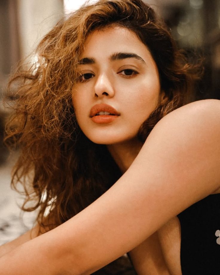 Ketika Sharma stuns in bold black with a clean glam touch 992198