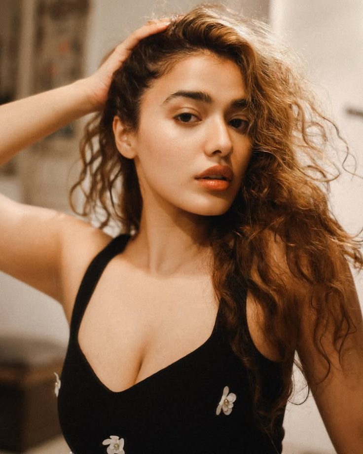 Ketika Sharma stuns in bold black with a clean glam touch 992199