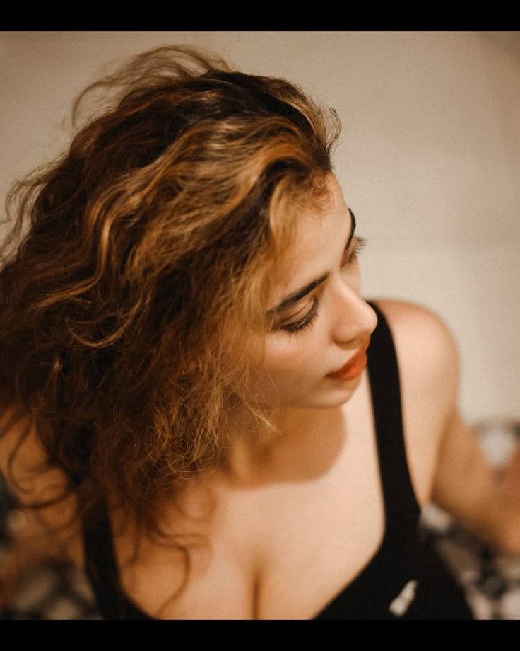 Ketika Sharma stuns in bold black with a clean glam touch 992200