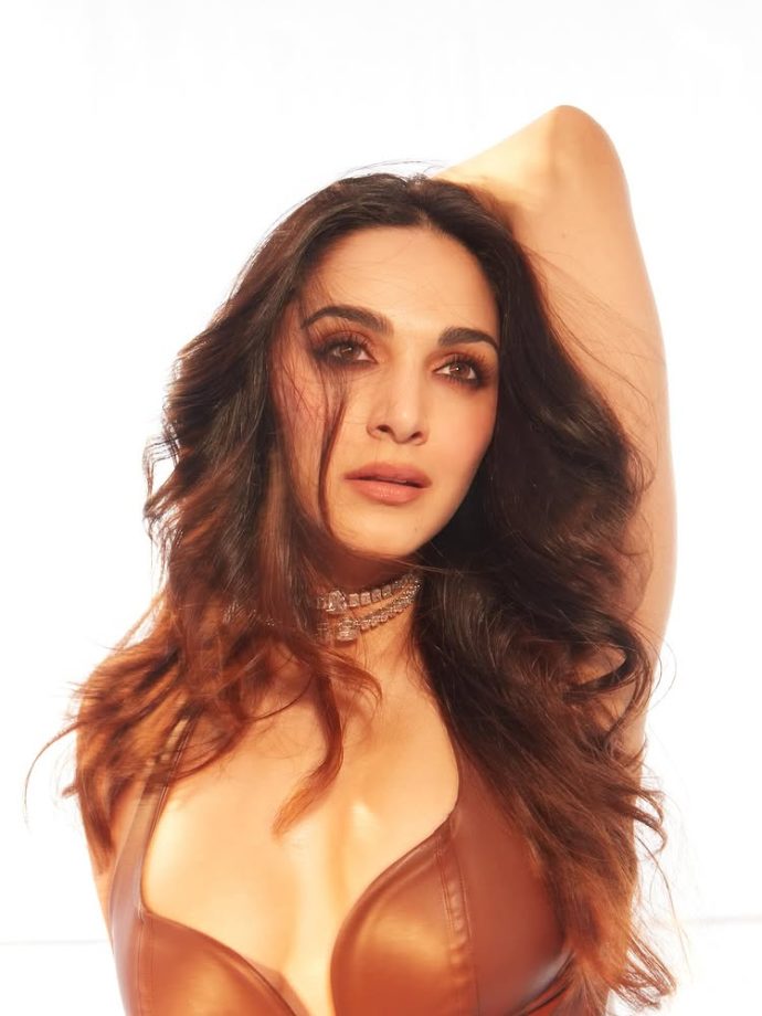Kiara Advani Owns the Spotlight in Sculpted Brown Couture Look 992365