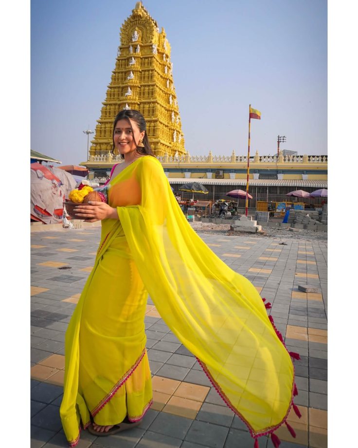 Mannara Chopra's Backless Blouse Saree Look From Mysore Temple Visit Sparks Buzz 992324