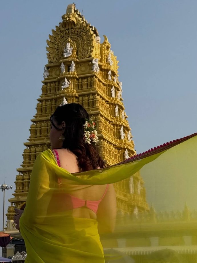 Mannara Chopra's Backless Blouse Saree Look From Mysore Temple Visit Sparks Buzz 992325