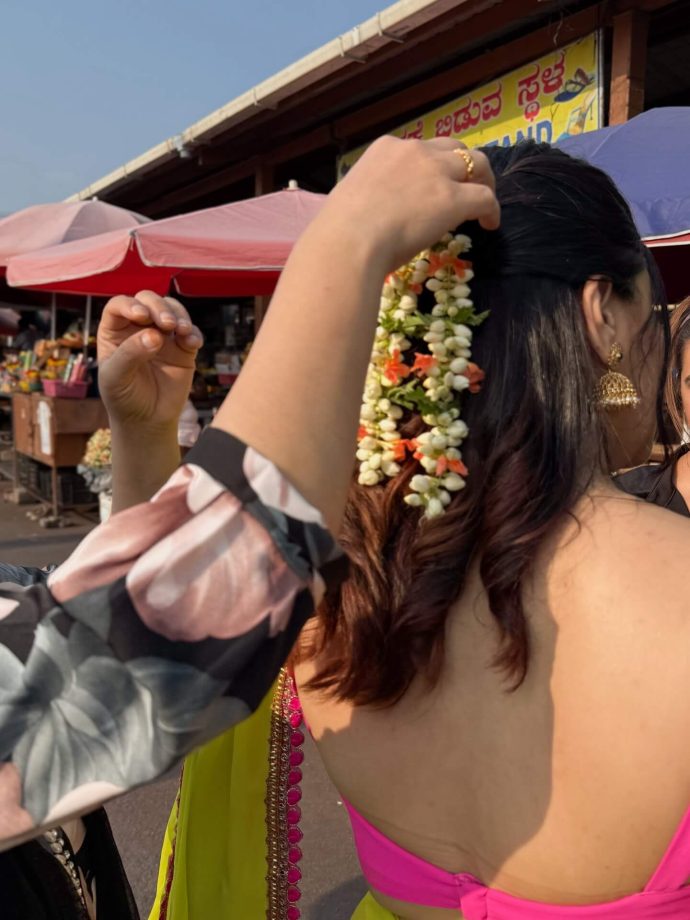 Mannara Chopra's Backless Blouse Saree Look From Mysore Temple Visit Sparks Buzz 992326