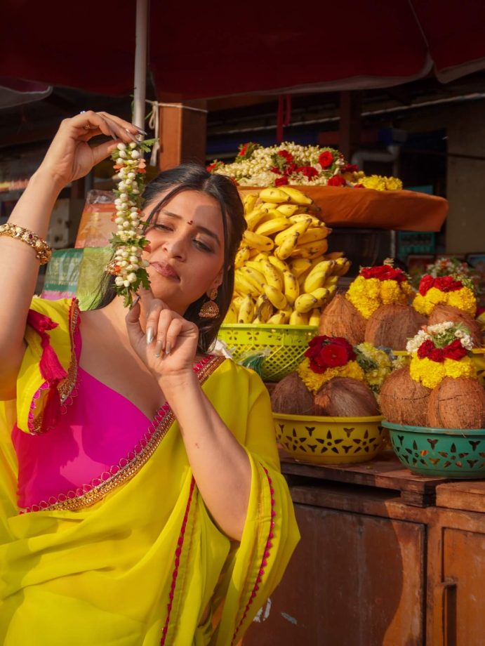 Mannara Chopra's Backless Blouse Saree Look From Mysore Temple Visit Sparks Buzz 992327