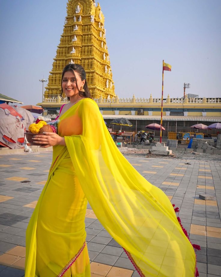 Mannara Chopra's Backless Blouse Saree Look From Mysore Temple Visit Sparks Buzz 992329