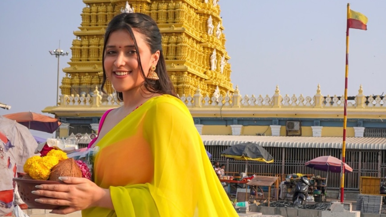 Mannara Chopra's Backless Blouse Saree Look From Mysore Temple Visit Sparks Buzz 992330