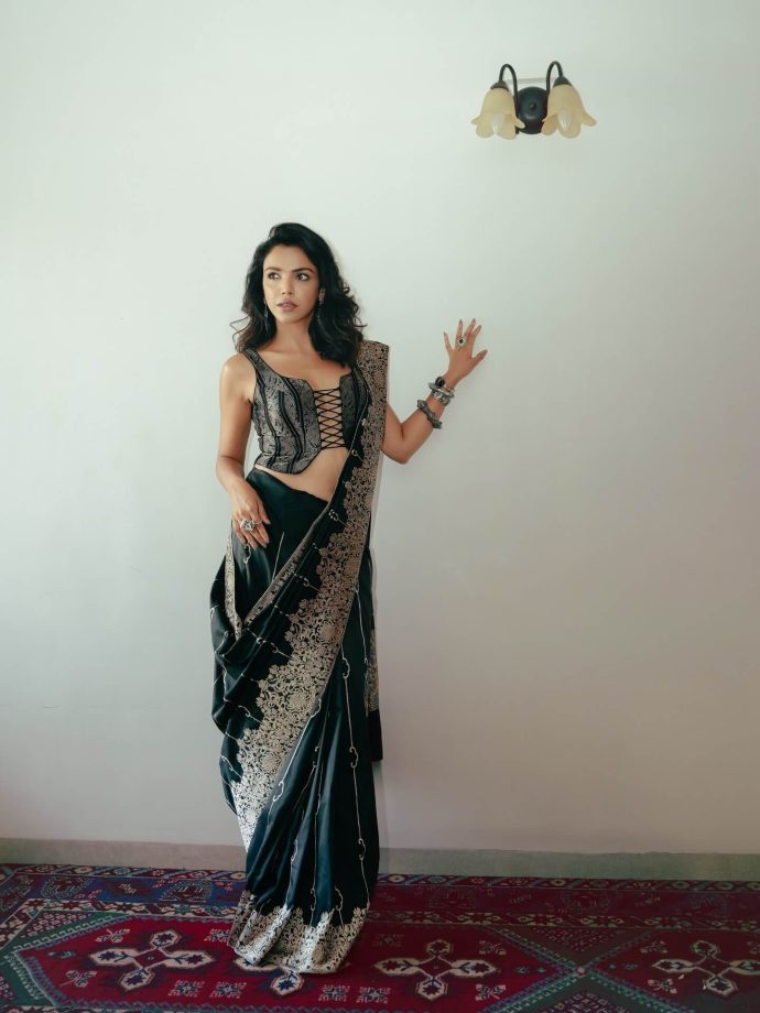 Mirzapur Actress Shriya Pilgaonkar Sizzles In Classic Black Silk Saree With Bold Front Dori-style 991724