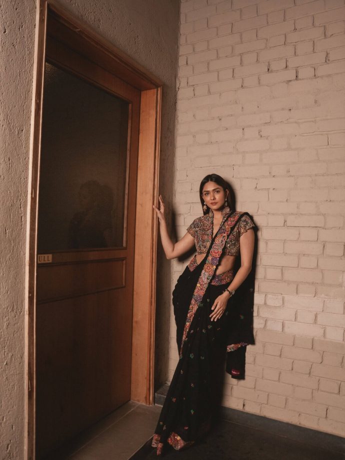 Mrunal Thakur Stuns in Designer Shyama Saree Set by Mrunalini Rao at Vijay and Rashmika’s Wedding Reception 990007