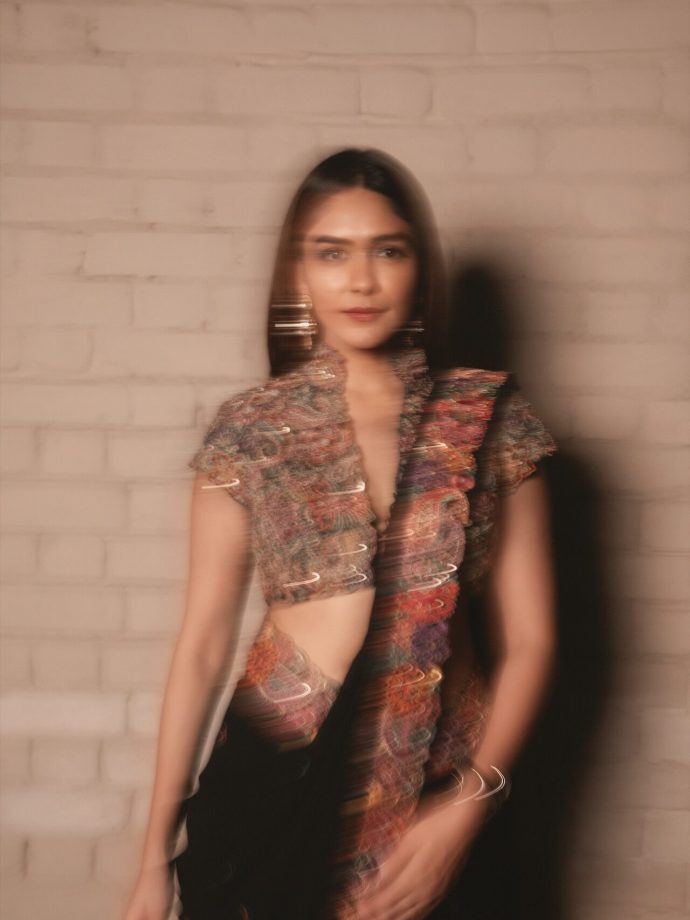 Mrunal Thakur Stuns in Designer Shyama Saree Set by Mrunalini Rao at Vijay and Rashmika’s Wedding Reception 989998