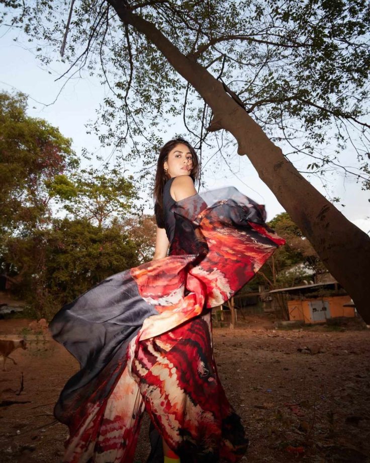 Mrunal Thakur Turns Heads in Bold One-Shoulder Look for Dacoit Promotions 992624